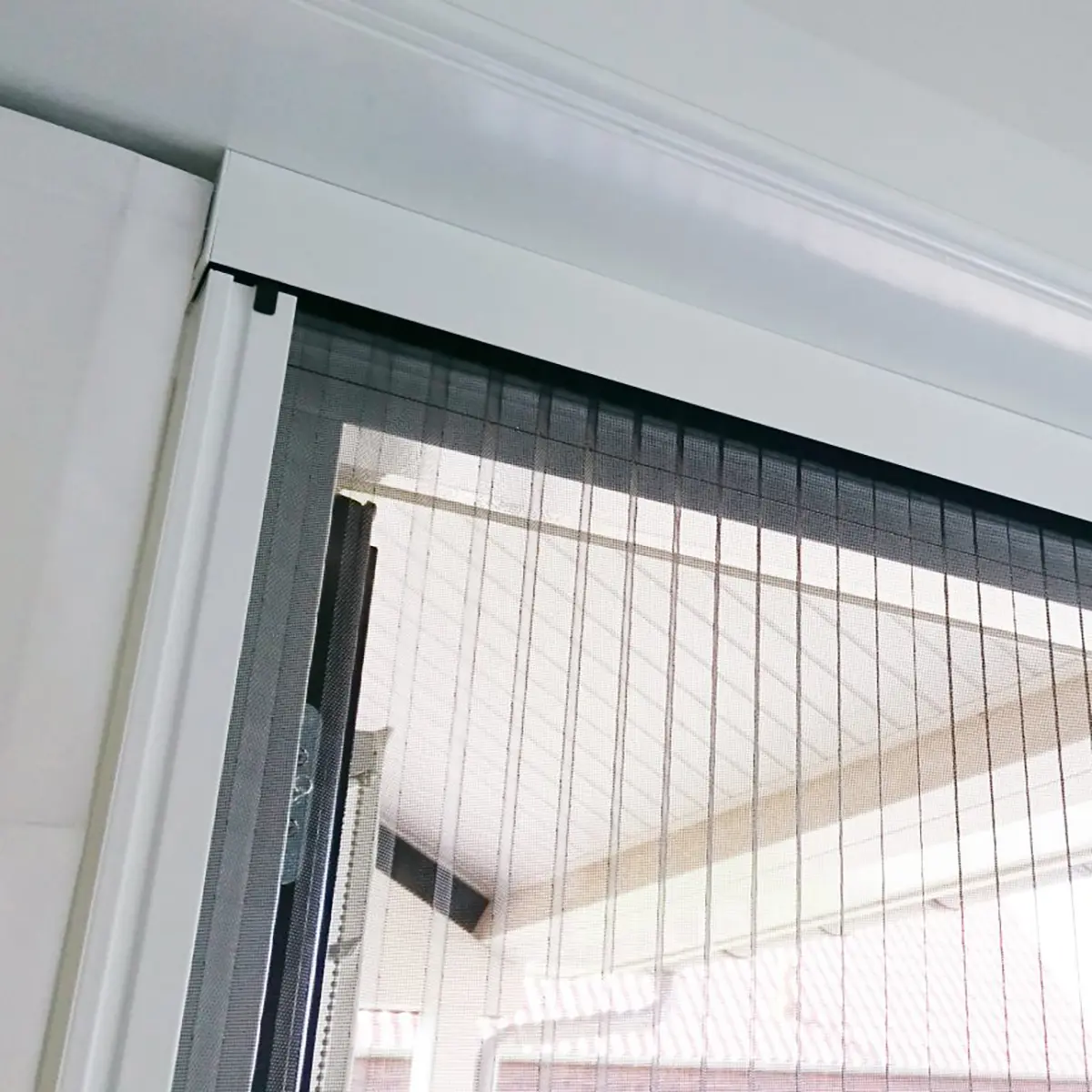 Aydınlı toplantı odasında stor sineklik